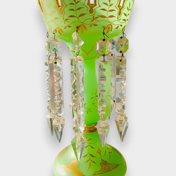 Antieke Opaline Lustervaas met Kristallen – ca. 1880