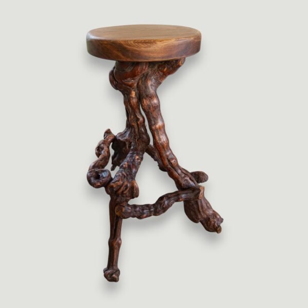 Unieke handgemaakte druivenwortel kruk – sculpturaal & massief hout 70’s