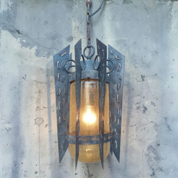 Brutalistische hanglamp in gesmeed staal met gecraqueleerd amberglas – jaren 60/70