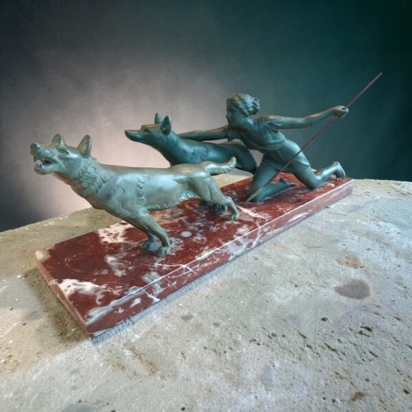 Art Deco beeld “Diana met jachthonden” – gesigneerd Laurens