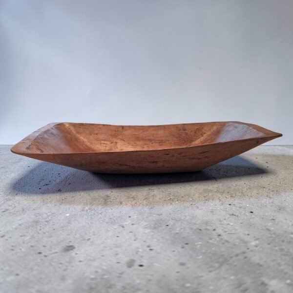 Grote antieke deegtrog uit de 19e eeuw in olmenhout – handgesneden circa 1850