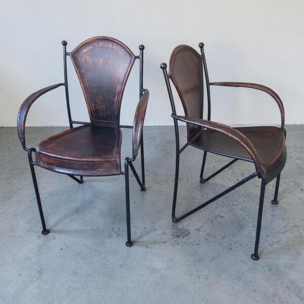 Franse jaren ’50 design fauteuils in de stijl van Jacques Adnet – tuigleer & handgelast staal